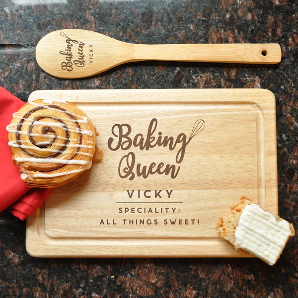 Ensemble personnalisé de planches à découper en bois, planche de service avec cuillère à mélanger en bois « Baking Queen », support à gâteaux cadeau de pâtisserie, cadeaux de cuisine