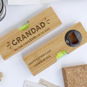 Puede incluir: Dos herramientas de nivel de madera con un mensaje grabado con láser. La primera herramienta de nivel tiene el mensaje "GRANDAD NO ONE CAN LEVEL UP TO YOU!" La segunda herramienta de nivel tiene el mensaje "HAPPY FATHER'S DAY LOVE EVIE XXX". Ambas herramientas de nivel tienen un abridor de botellas incorporado.