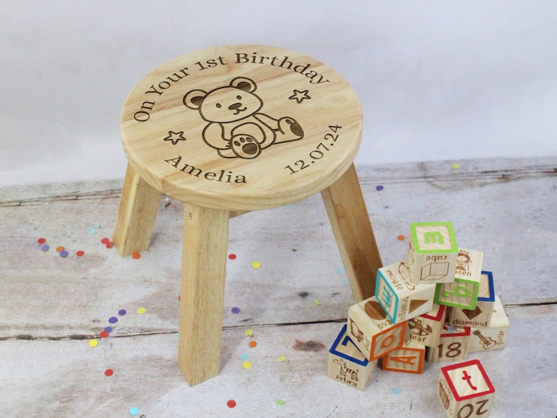 Cadeau de premier anniversaire, tabouret en bois pour enfant, sur la chaise de votre 1er anniversaire personnalisée avec nom et date, cadeau bébé fille/garçon d'un an image 1