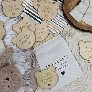 Gepersonaliseerde mijlpaalschijven voor baby's, houten schijf in de vorm van een beer, fotorekwisieten voor maandleeftijd, Welcome To The World, eerstejaarsherinneringen, nieuwe ouder