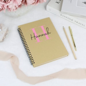 Caderno personalizado com nome e inicial, bloco de notas com linhas e encadernação em espiral, diário de papelão reciclado, presente com monograma, presente para ela, presente para novo emprego