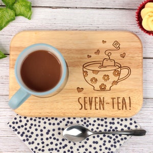 Gegraveerd thee- en koekjesbord, 'SEVEN-THE'-ontwerp, houten koffietraktatiebord, oma 70e verjaardagscadeaus voor vrouwen, haar, zeventigste moeder