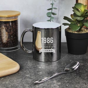 Engraved Metallic Gold Coffee Mug Cup, 1986 Year of The Legend, 40th Birthday Gifts for Men Him, 350ml, Fortieth Gift for Dad, Husband