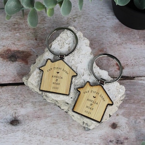 Nuestro primer hogar, llaveros para parejas, llavero personalizado de inauguración, juego de 2, regalo para mudanza, llavero para casa nueva, regalo para él y para ella
