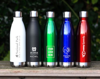 El logotipo de su empresa personalizado en una botella con aislamiento de metal, el nombre de la empresa promocional, el frasco de vacío grabado, el regalo del personal corporativo