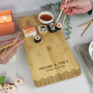 寿司ギフトセット パーソナライズされた寿司ボード、箸とディップ皿、カップルギフト寿司トレイ、日本料理皿寿司サービングプレートギフト