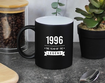 Taza de café negra grabada, año de la leyenda 1996, regalo de 30 cumpleaños para hombres, 350 ml, regalo para el trigésimo cumpleaños de un novio, hermano o hijo.
