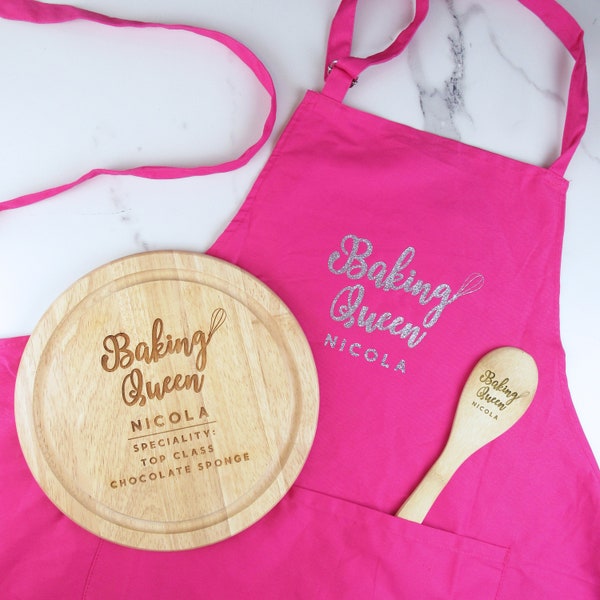 Personalised Baking Queen Set, Wooden Cutting Board Cake Stand, Pink Apron and Mixing Spoon, Baking Gift, Cooking Gift for Her, Bake Off