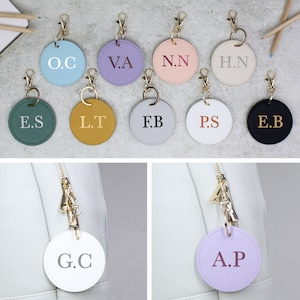 Porte-clés initial rond personnalisé, porte-clés en cuir PU avec étiquette de sac, porte-clés monogramme, étiquettes de bagages, remplissage de sac de fête, cadeaux de demoiselle d'honneur
