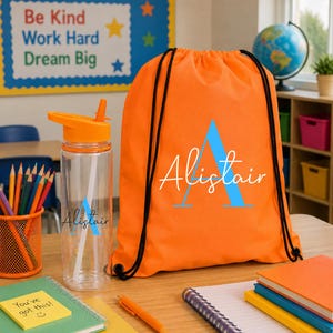 Personligt skolgymnastikset, orange gympåse med vattenflaska med namn och initialer, present till skolstarten, gymnastikset för flickor och pojkar, förskola/grundskola