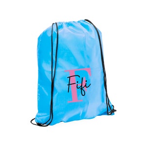 Mochila con cordón personalizada con inicial y nombre para el regreso a la escuela. Nombre de los niños en una bolsa de PE Bolsa de natación Bolsa de gimnasio Bolsa de club después de la escuela Light Blue