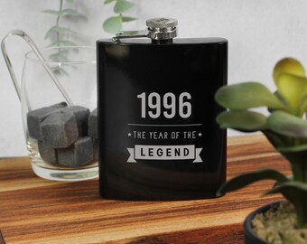 Petaca de metal negro de 7 oz, grabada con el año de la leyenda 1996, regalo para el 30.º cumpleaños de un hombre, 350 ml, regalo para el trigésimo cumpleaños de un novio o un hijo.