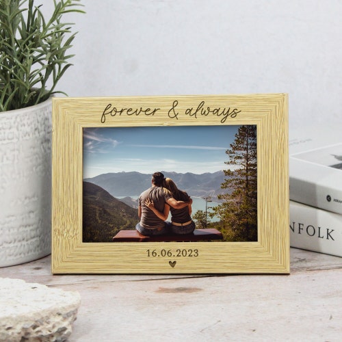 Cornice per foto in legno personalizzata, testo inciso, data, nomi, cornice per foto di nozze, inaugurazione della casa per coppie, anniversario, regalo di Natale per coppie