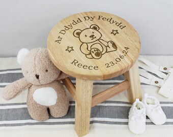 Personalisierter walisischer Kinder-Holzhocker „Ar Ddydd De Fedydd“, Stuhlname und Datum, Baby auf Ihrem Taufgeschenk für Tochter, Sohn, Baby