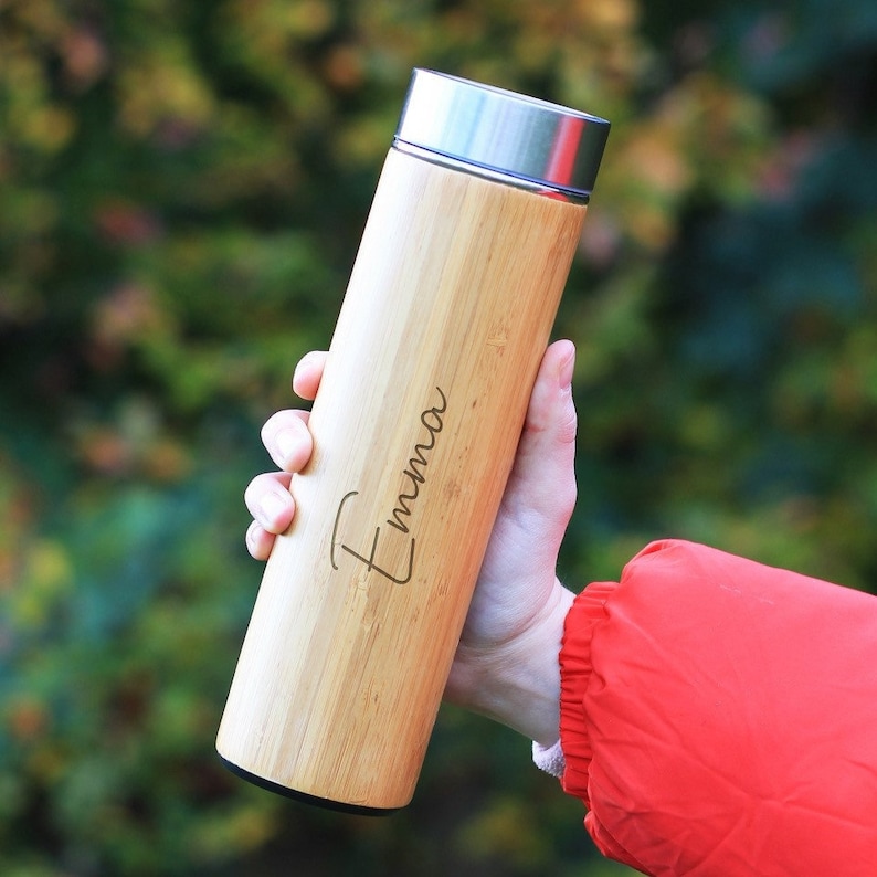 Gepersonaliseerde Eco Bamboo Travel Flask, 500ml geïsoleerde drinkfles, laser gegraveerde reisbeker, aangepaste naam, koffie, thee afbeelding 1