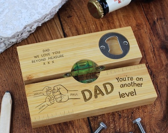 Abridor de botellas con nivel de madera personalizado 2 en 1 para papá. Herramienta multiusos "You're On Another Level". Regalos para el Día del Padre.