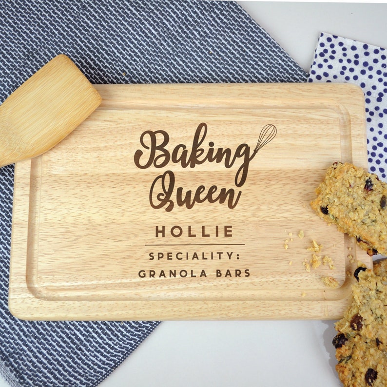 Personalised Wooden Chopping Board, 'Baking Queen' Cutting / Serving Board, Mother's Day Gift Cake Stand, Cooking Kitchen Gifts for Her Mum image 2