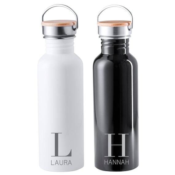 C&P Botella personalizada con nombre + inicial, Botella original tapón a rosca en acero inox, con detalle de bambú y asa integrada térmica de doble C&P Botella personalizada con nombre + inicial, Botella original tapón a rosca en acero inox, con detalle de bambú y asa integrada térmica de doble