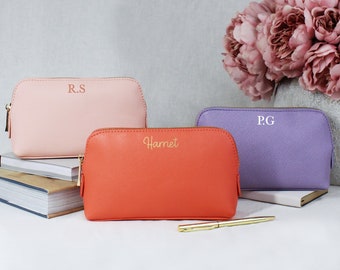 Estuche mediano personalizado para lápices, estuche para lápices de regreso a clases para niñas con inicial o nombre, apariencia de cuero sintético, neceser de belleza y maquillaje.