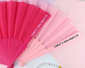 Personalisierter rosa Handfächer, Hen Party Fan, Brautparty Gastgeschenke für Hen Do im Ausland, Sommerstrand unter dem Motto, Hochzeit am Urlaubsort - individueller Name