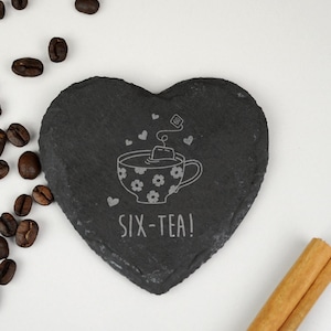 Laser gravierter Herz-Schieferuntersetzer "SIX-TEA" Design, Mama 60.Geburtstagsgeschenk für Frauen, Sie, Sechzigste Mama, Getränkematte, Tee-Liebhaber-Geschenk für 60."