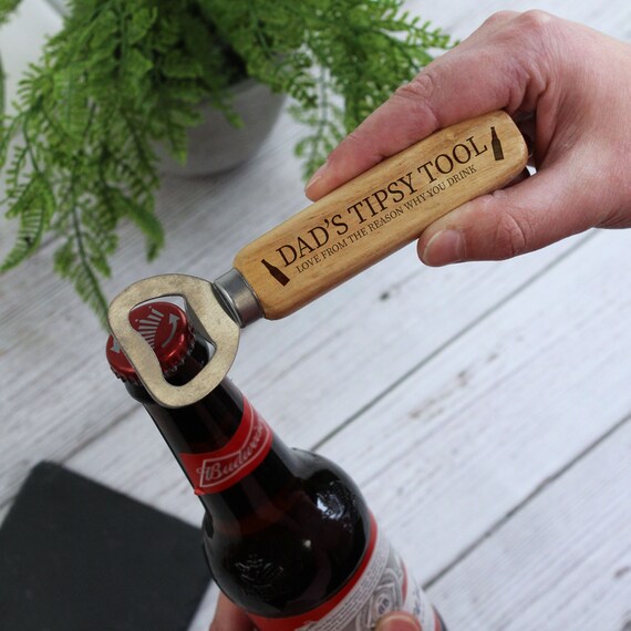DAD'S TIPSY TOOL, lustiger personalisierter Flaschenöffner mit Holzgriff, aus dem Grund, den Sie trinken, Vatertag, Geburtstagsgeschenke für Ihn