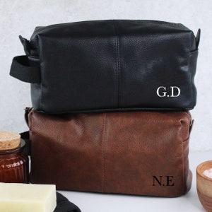 Trousse de toilette personnalisée pour homme avec sangle en noir, trousse de toilette en cuir PU marron fauve pour homme avec toutes les initiales