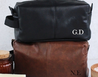 Personalised Men&#39;s Wash Bag with Strap in Black, Tan Brown PU Leather Toiletry Bag for Men with Any Initials Groomsman, Best Man, Usher Gift