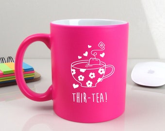 Neonrosa gravierte Kaffeetasse mit „THIR-TEA“-Design, Schwester zum 30. Geburtstag, Geschenke für Frauen, sie, dreißigste Schwester, Tee-Wortspiel, Geschenk für Teeliebhaber