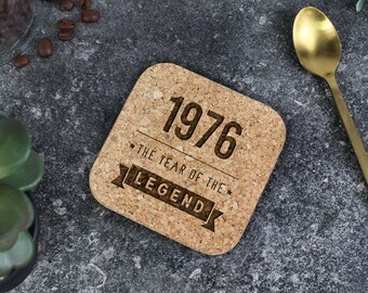 Graverat fyrkantigt korkunderlägg, design från 1976, presenter till pappa, 50-årsdag för män, bordsunderlägg för honom, miljövänlig dryck till farbror