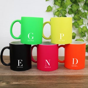 Caneca inicial personalizada, caneca de café com monograma cerâmica fluorescente 310 ml com acabamento fosco xícara de café/chá - monograma rosa amarelo verde preto