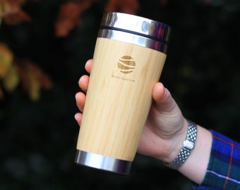 Logo de votre entreprise personnalisé sur une tasse de voyage en bambou écologique, tasse isolée promotionnelle du nom de l'entreprise gravée, cadeau du personnel client d'entreprise
