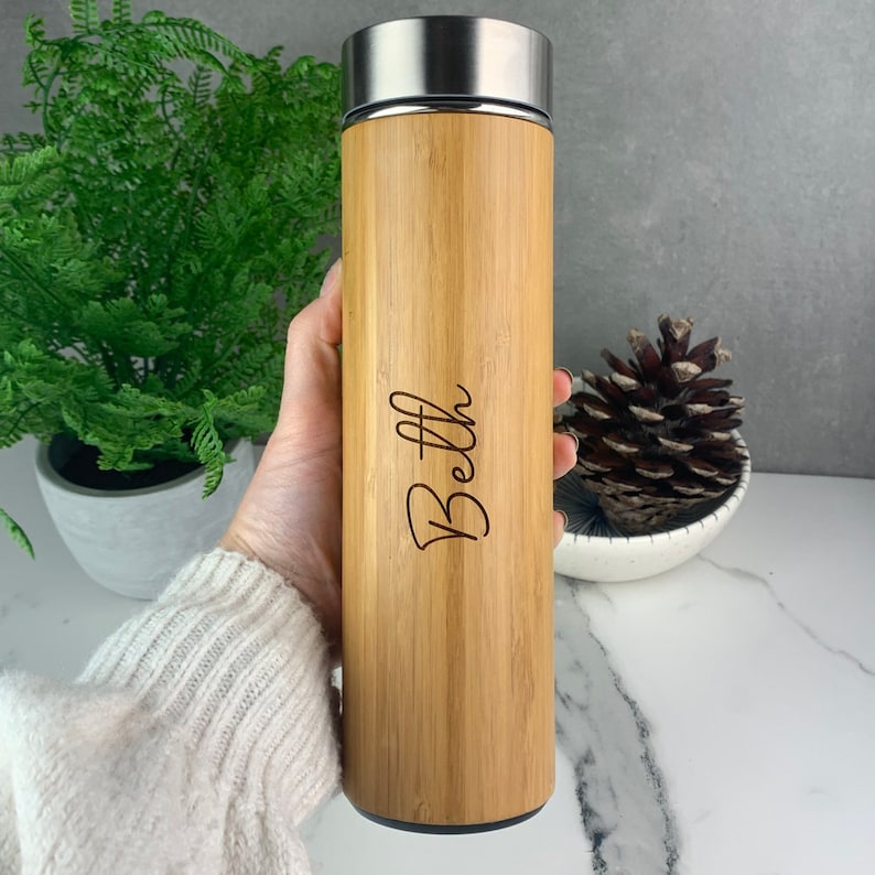 Gepersonaliseerde Eco Bamboo Travel Flask, 500ml geïsoleerde drinkfles, laser gegraveerde reisbeker, aangepaste naam, koffie, thee afbeelding 4