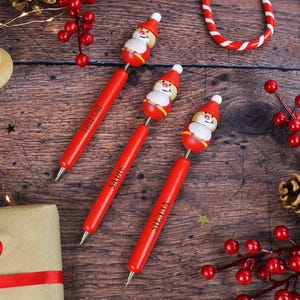 Personalisierter Weihnachtsstift mit Weihnachtsmanndeckel, blauer Tintenkugelschreiber-Santa-Stift, Weihnachtsstift, Weihnachtsstrumpffüller, Weihnachtsmannstift