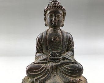 Ancient and exquisite bronze Buddha made by hand in China