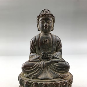 Ancient and exquisite bronze Buddha made by hand in China