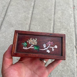 Chinese antique pure hand-carved exquisite rare rosewood inlaid shell flower pattern box ornaments