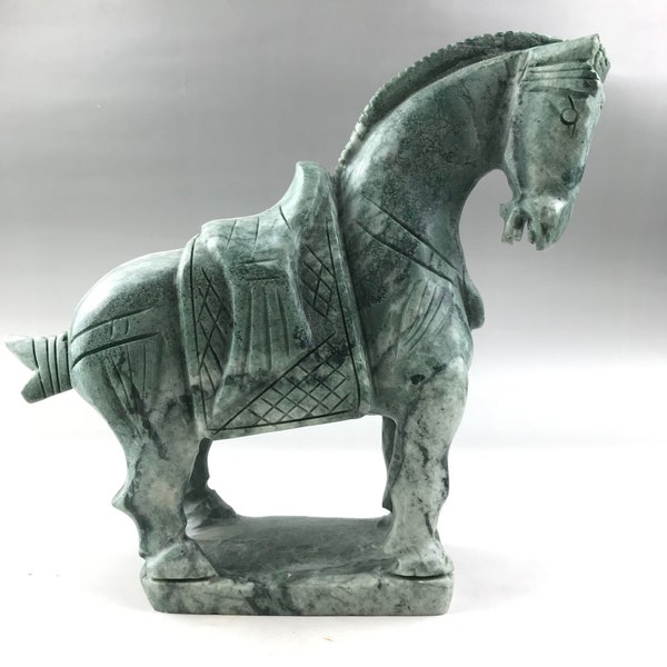 Un cheval sculpté à la main sur une grande statue de jade naturel pur en Chine