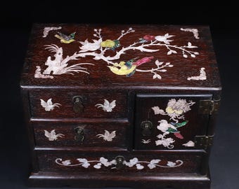 Exquisite Chinese antique sandalwood jewelry box inlaid with seashells and floral and bird patterns, hand-carved.