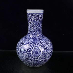 Adornos de jarrón antiguos chinos pintados a mano con exquisitos patrones de loto azul y blanco.