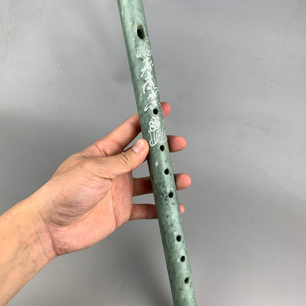 China's ancient exquisite jade flute is handmade