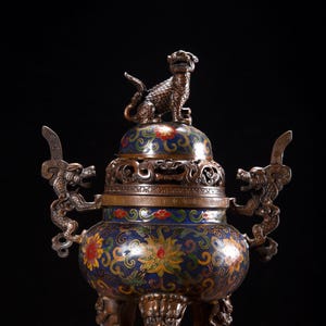 Antyczny chiński ręcznie wykonany kadzielnica Cloisonné z czystej miedzi ze wzorem lotosu, gałką w kształcie bestii i uchwytami w kształcie uszu smoka