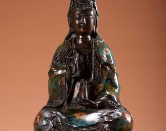 Exquisito adorno de Buda Bodhisattva Guanyin de bronce cloisonné chino antiguo hecho a mano