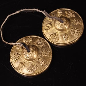 China&#39;s pure copper to create a pair of auspicious eight treasures of a pair of French bell statues, pure hand carved patterns