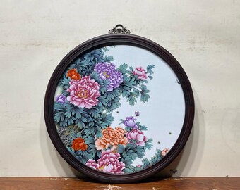 アンティーク中国磁器壁飾り：青と白の風景、鶏の羽の木製フレーム