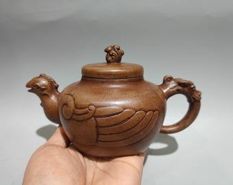 Exquisito adorno chino antiguo de tetera de arcilla pintada con dragones y fénix.