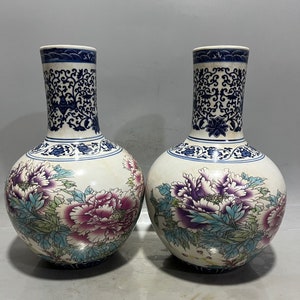 Par de jarrones antiguos chinos pintados a mano con exquisitos y raros motivos florales en tonos pastel
