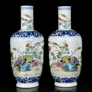 Un par de exquisitos y raros adornos de jarrón con diseño de paz de flores y pájaros de esmalte azul y blanco antiguos chinos pintados a mano