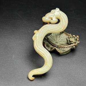 Exquisite and rare Chinese white jade hand-carved dragon jade pendant