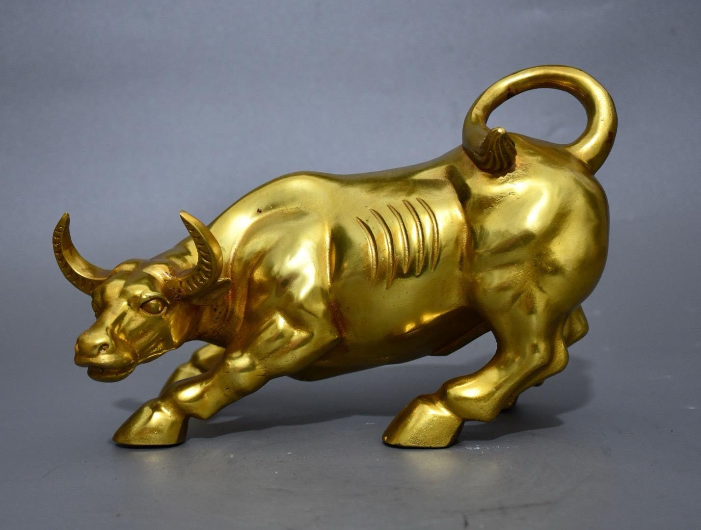 中国のアンティークの手作りの絶妙な希少な純銅の黄色の牛の像の装飾品